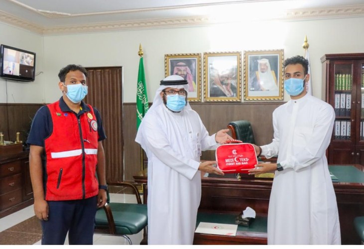 فرع هيئة الهلال الأحمر بجازان تكرم الاخصائي عزي بقال ” منقذ المصاب بوادي لجب