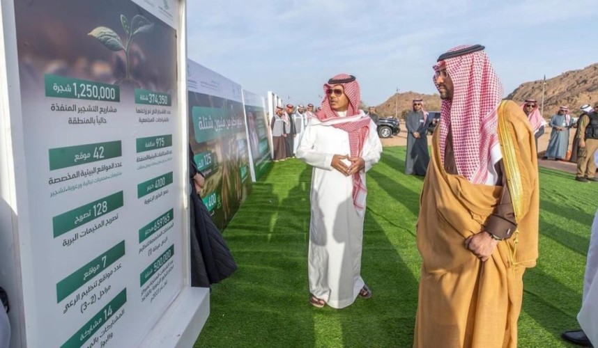 نائب أمير حائل يرعى مبادرة التشجير احتفالاً بيوم السعودية الخضراء .