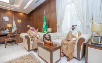 سمو الأمير عبد العزيز بن سعد يتسلم التقرير السنوي لجامعة حائل سمو الأمير عبد العزيز بن سعد يتسلم التقرير السنوي لجامعة حائل