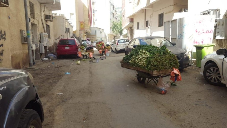 مداهمة الباعة المتجولين بحي العتيبية بمكة المكرمة