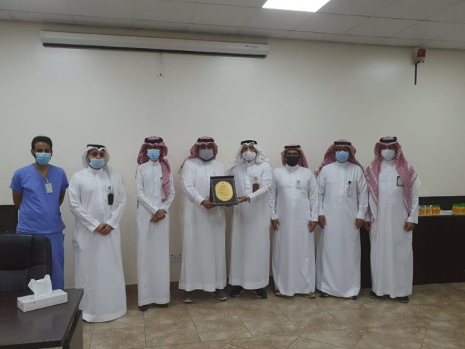 الحارثي يكرم جمعيتي زمزم والسلام التطوعية