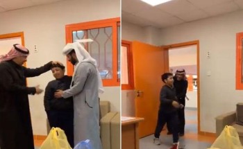 فيديو مؤثر: لحظة رؤية “طالب” لوالده المرابط بالحد الجنوبي داخل مدرسته بالرياض فيديو مؤثر: لحظة رؤية “طالب” لوالده المرابط بالحد الجنوبي داخل مدرسته بالرياض