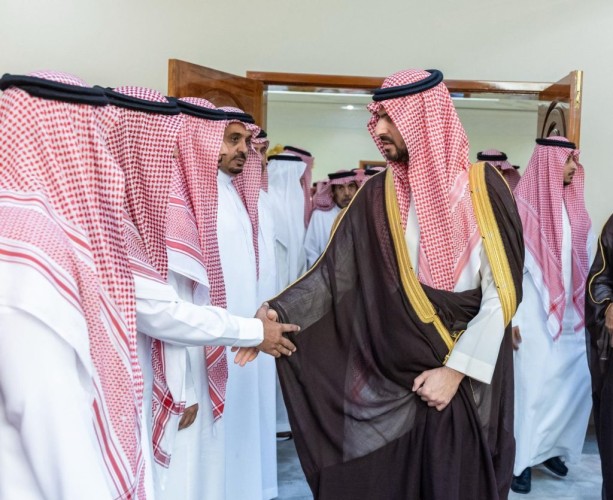 نائب أمير الشرقية يُعزي أسرة وأبناء الفقيد فيحان بن تركي بن ربيعان أمير الفوج التاسع
