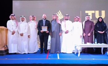 شاهد.. القنصل العام الأمريكي بـ”جدة” يلقي آبيات شعرية من قصيدة للشاعر قيس بن الملوح