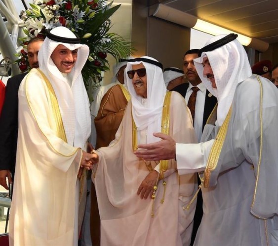 بالفيديو..شاب يوزع الحلوى بالحرم المكي فرحاً بعودة أمير الكويت إلى بلاده