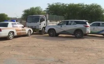 خلال كمينين محكمين في الرياض .. بالفيديو: مداهمة لشاحنة قادمة من جدة تحمل منتجات مغشوشة خلال كمينين محكمين في الرياض .. بالفيديو: مداهمة لشاحنة قادمة من جدة تحمل منتجات مغشوشة