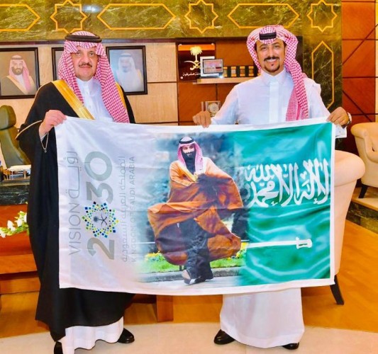الرحالة السعودي خالد الغامدي يرفع صورة عبية (فرس الملك عبدالعزيز) فوق أعلى قمة بالعالم