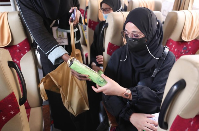 بالصور ..وزارة الشؤون الإسلامية تباشر تنفيذ مبادرة ظل ووقاية 2 بتوزيع أكثر من 5 آلاف مظلة شمسية على ضيوف الرحمن في مراكز الاستقبال الحجاج بمداخل مكة