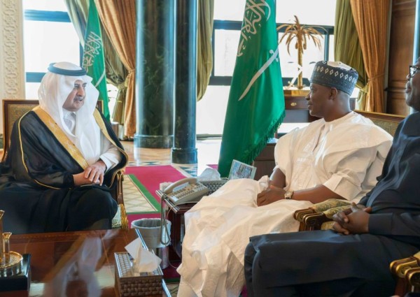 أمير تبوك يستقبل القنصل العام لجمهورية غانا ويبحث الموضوعات المشتركة أمير تبوك يستقبل القنصل العام لجمهورية غانا ويبحث الموضوعات المشتركة