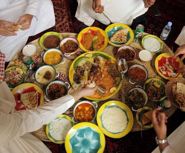 دشنت هاشتاق “النقص ولا الزود” .. البيئة تنشر فيديو لـ”سيدة تلقي فضلات الطعام” وتحذير من مخاطر الهدر الغذائي