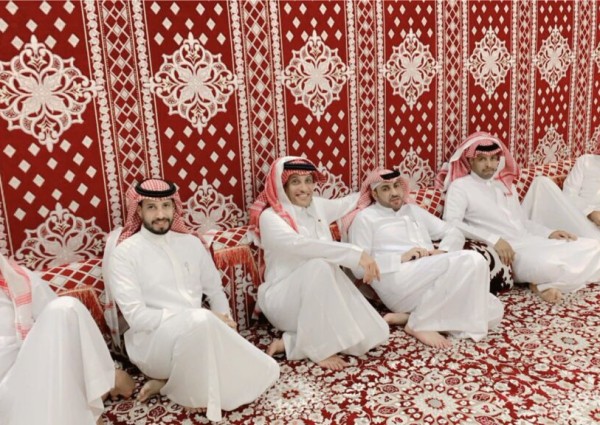 ديوان آل بطحان يستضيف عدداً من المسؤولين في زيارة ودية.. ومأدبة عشاء فاخرة على شرف الحضور