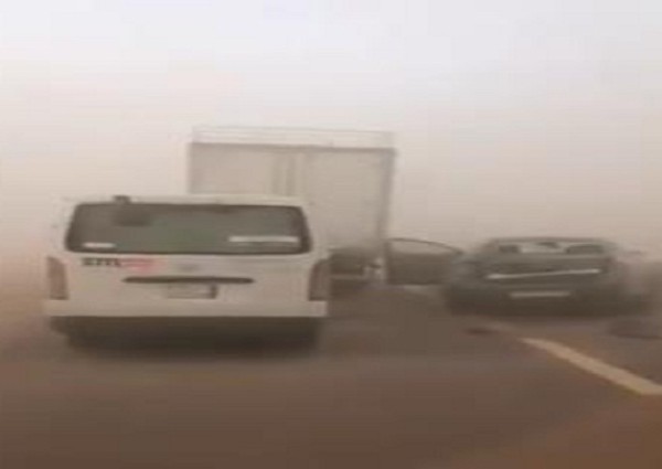 شاهد .. حادث اصطدام مروع بين عدد من السيارات على الطريق السريع بـ”حائل”