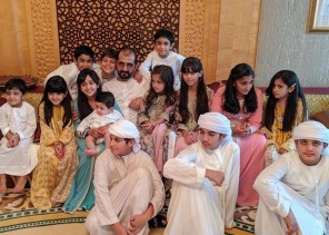 بالصور.. عائلية تجمع الشيخ محمد بن راشد مع أحفاده احتفالا بعيد الفطر