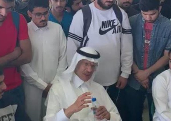 بالفيديو: تبادل حديث ودي بين وزير الطاقة ومجموعة من الطلاب أثناء تناول الغداء معهم بالفيديو: تبادل حديث ودي بين وزير الطاقة ومجموعة من الطلاب أثناء تناول الغداء معهم
