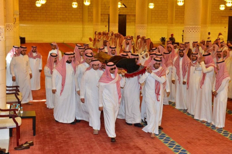 سمو أمير الرياض يؤدي صلاة الميت على والدة الأمير خالد بن سعد بن محمد