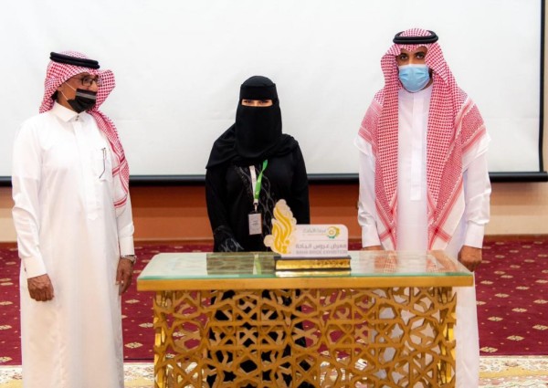 وكيل إمارة الباحة يكرِّم المستشارة «فتحية الغامدي» في ختام برنامج العودة الى أساسيات الأعمال وكيل إمارة الباحة يكرِّم المستشارة «فتحية الغامدي» في ختام برنامج العودة الى أساسيات الأعمال