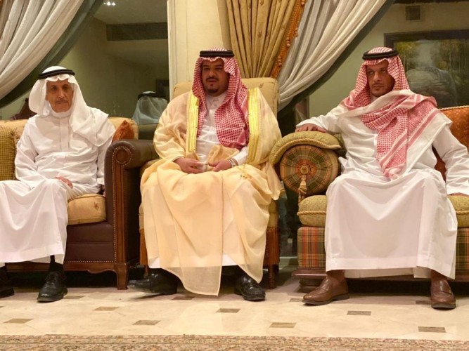 سمو نائب أمير منطقة الرياض يقدم العزاء في وفاة إبراهيم السلوم – رحمه الله –