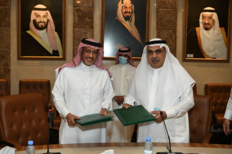 أمين الشرقية يوقع اتفاقية تعاون مع أحد رجال الأعمال لإنشاء مجسم جمالي في كورنيش الخبر