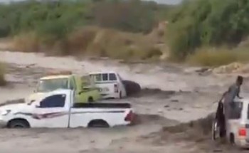 شاهد: سيارات تجرفها السيول أثناء عبورها الأودية شاهد: سيارات تجرفها السيول أثناء عبورها الأودية