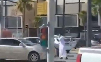 بالفيديو: ماذا فعل شاب بعدما لاحظ تعطل الإشارة المرورية في أحد شوارع الرياض بالفيديو: ماذا فعل شاب بعدما لاحظ تعطل الإشارة المرورية في أحد شوارع الرياض