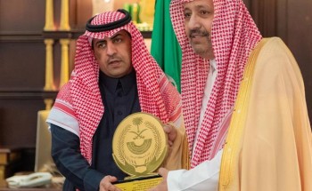 أمير الباحة يكرم موظفًا بالإمارة تبرع بإحدى كليتيه لعمه أمير الباحة يكرم موظفًا بالإمارة تبرع بإحدى كليتيه لعمه