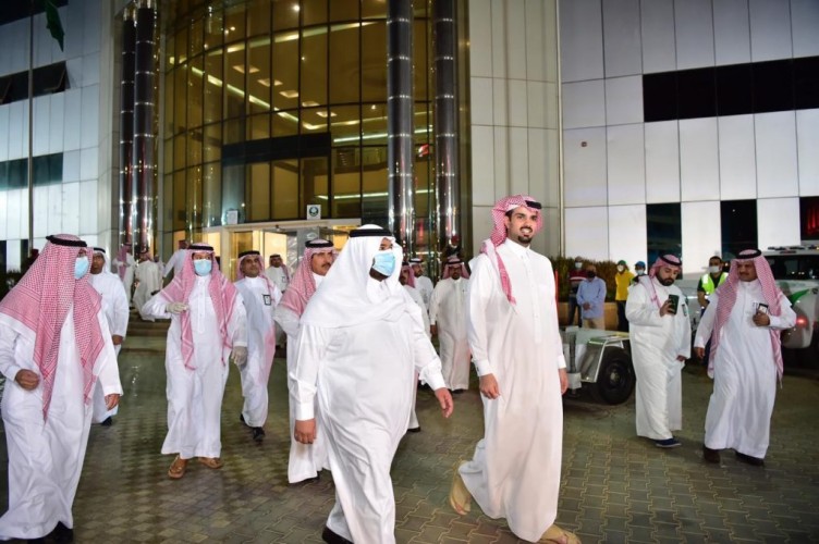 الأمير محمد بن عبدالرحمن يزور مركز المراقبة والتحكم بأمانة الرياض
