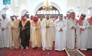 نائب أمير الرياض يؤدي صلاة الميت على الدكتور مطلب النفيسة ويقدم العزاء لأسرته نائب أمير الرياض يؤدي صلاة الميت على الدكتور مطلب النفيسة ويقدم العزاء لأسرته
