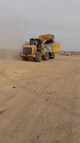 أمانة حفر الباطن تقوم بإزالة مخلفات البناء الواقعة خلف منتزه الملك عبدالله “ممشى الشمال”