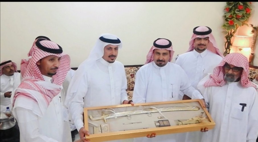 “الشيخ عبيد بن ربدان  الشويلعي” يقيم مأدبة عشاء على شرف سعادة ” اللواء عبد الهادي القلادي في منزله بـ”البادية”
