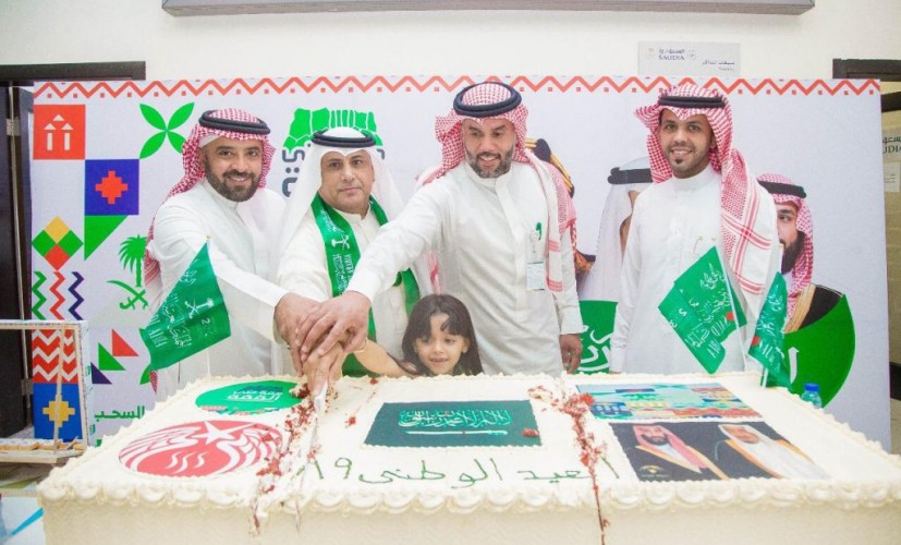 مركز التنمية الاجتماعية ببريدة يحتفل باليوم الوطني”89″ بمطار الامير نايف بن عبدالعزيز الدولي