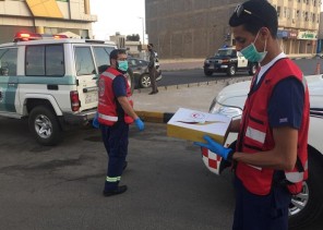 منسوبو ومتطوعو الهلال الأحمر بالجوف يوزعون وجبات افطار على رجال الأمن