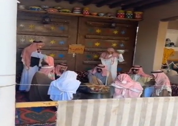 يرتدون الثوب والشماغ والعقال .. شاهد: تماثيل على هيئة أشخاص ومجسمات أطعمة تجسد العزائم قديماً في حي السرور بحائل يرتدون الثوب والشماغ والعقال .. شاهد: تماثيل على هيئة أشخاص ومجسمات أطعمة تجسد العزائم قديماً في حي السرور بحائل