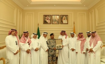 ضباط متقاعدون يكرمون الفريق عواد البلوي مدير عام حرس الحدود ضباط متقاعدون يكرمون الفريق عواد البلوي مدير عام حرس الحدود