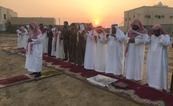 بالصور.. محافظ بيش يؤدي صلاة الاستسقاء مع جموع المصلين بالصور.. محافظ بيش يؤدي صلاة الاستسقاء مع جموع المصلين