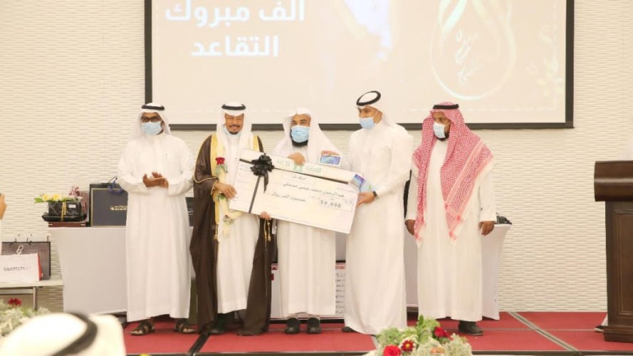 أسرة الأستاذ عبدالرحمن مسملي تحتفل بتقاعده
