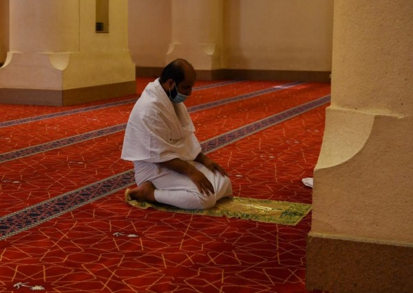 وزارة الشؤون الإسلامية تكمل مشروع فرش جامع ميقات ذي الحليفة بالسجاد الفاخر وبمواصفات عالمية .. تعرف عليها
