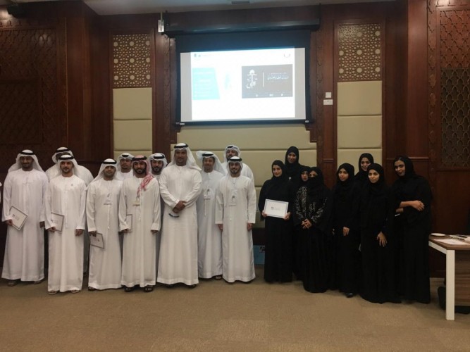 رباب المعبي تنقل التفكير الإيجابي وتكشف عن القدرات الكامنة لـ40 مشاركا في دائرة القضاء الإماراتية