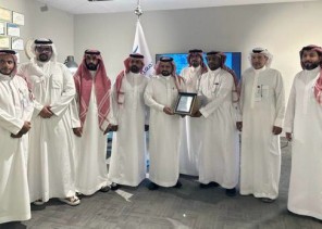 مدير فرع الموارد البشرية بالرياض يطّلع على برامج جمعية رؤية.. ويُكرَّم بالعضوية الشرفية