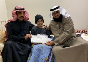 قائد ووكيل مدرسة يزوران طالبًا في منزله بنظيم الرياض “لتسليمه نتيجة الاختبارات “