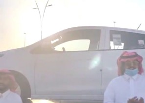 بعد سرقة سيكل توأم بريدة .. بالفيديو: المواطن “عبدالمجيد العويمري” يتبرع لهما بسيارة .. ودعم مادي لكافة بسطات بريدة