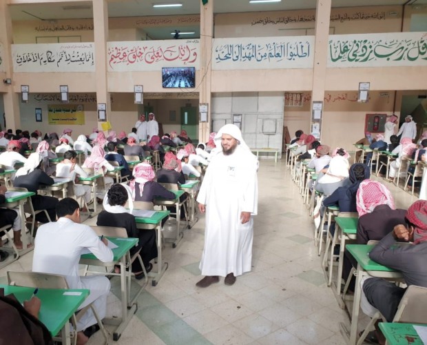 بالصور …مدير مكتب التعليم بالريث يتفقد سير الاختبارات في مجمع آل مشحنة التعليمي