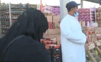 تخوض صراعاً مع التجار .. بالفيديو: التاجرة السعودية “أم سلطان” تقتحم مجال بيع الخضار في جدة تخوض صراعاً مع التجار .. بالفيديو: التاجرة السعودية “أم سلطان” تقتحم مجال بيع الخضار في جدة