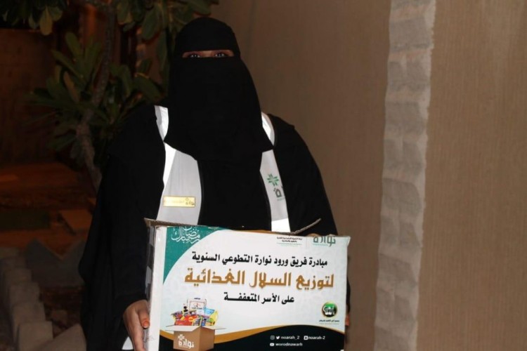 ورود نوارة التطوعي يوزع 400 سلة غذائية