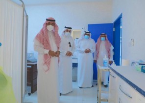معالي رئيس جامعة حائل يزور مركز لقاحات كورونا بالعيادات الطبية الجامعية