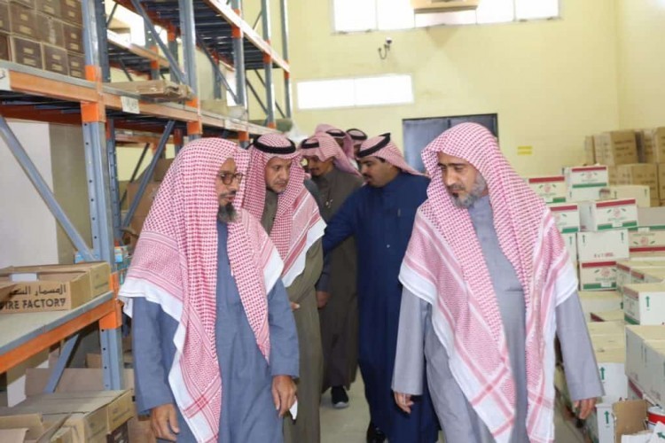 مدير عام التعليم بحائل يتفقد المستودعات المركزية