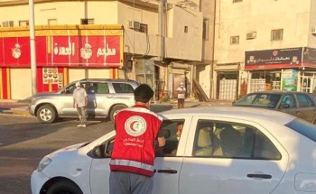 متطوعو هلال القريات يوزعون وجبات الإفطار ببعض المواقع العامة متطوعو هلال القريات يوزعون وجبات الإفطار ببعض المواقع العامة