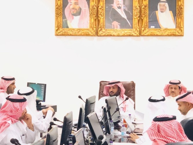 محافظ الدرب يرأس اجتماع لجنة التنمية السياحية استعداداً لموسم الدرب