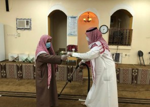 شاهد: شباب وأهالي قرية بدع بن خلف يقومون بحملة تنظيف وتعقيم أحد المساجد .. والتباعد “مترين”