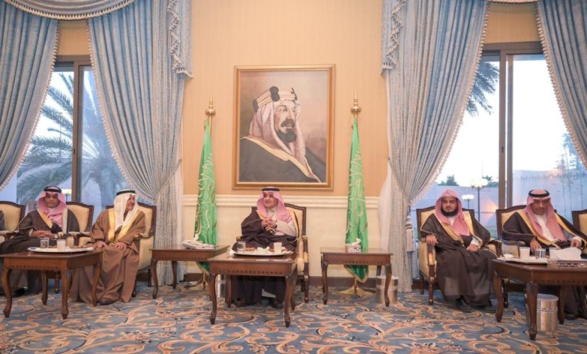 أمير تبوك يستقبل المواطنين في اللقاء الأسبوعي