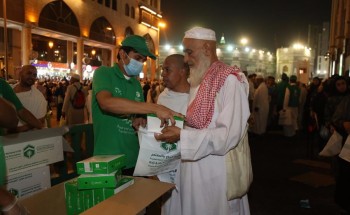 بتوجيه من أمير مكة .. توزيع وجبات السحور على ضيوف الرحمن طيلة العشر الأواخر بتوجيه من أمير مكة .. توزيع وجبات السحور على ضيوف الرحمن طيلة العشر الأواخر